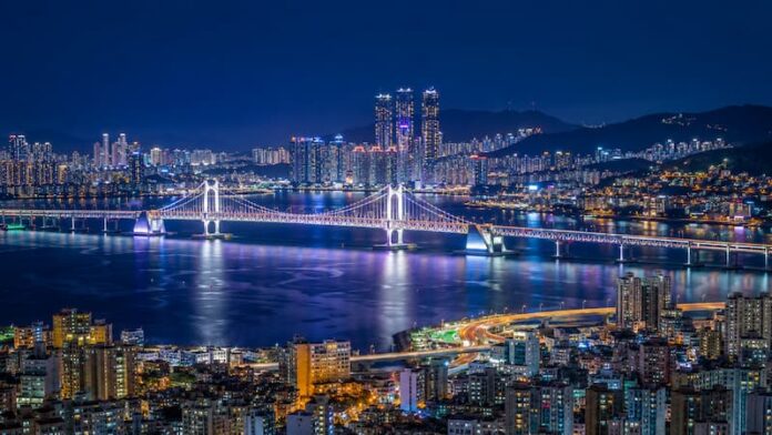 밤하늘과_도시의_경관 광안대교와 부산 도심 불빛이 어우러진 부산 야경