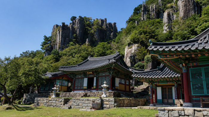 거대한 광석대 주상절리 아래 자리한 무등산 규봉암