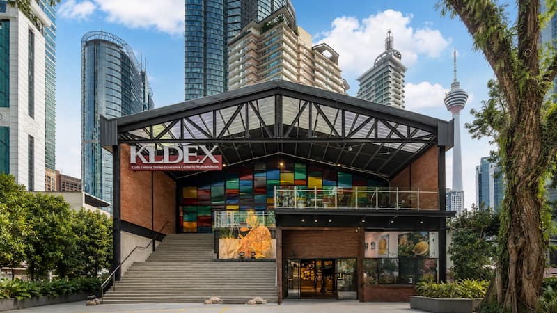 쿠알라룸푸르 도심 고층건물 사이에 자리한 KLDEX 정면 외관