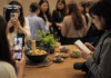 관광홍보의 주인공은 누구인가…크리에이터는 보여주고 기자는 기록한다 음식을 촬영하는 소셜미디어 크리에이터들과 현장을 기록하는 기자