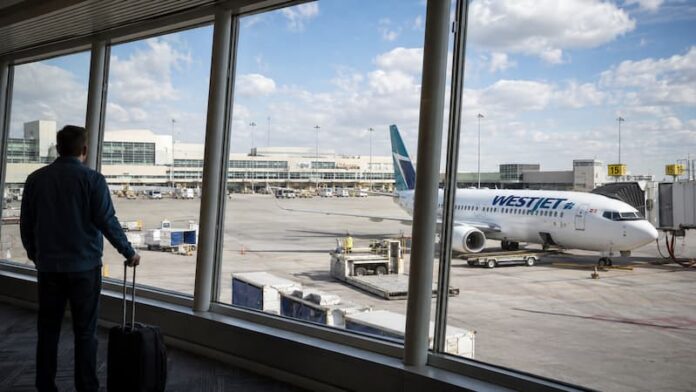 웨스트젯 운항 재개와 캐나다 좌석난 캘거리공항 계류장에서 운항 재개를 준비하는 웨스트젯 항공기
