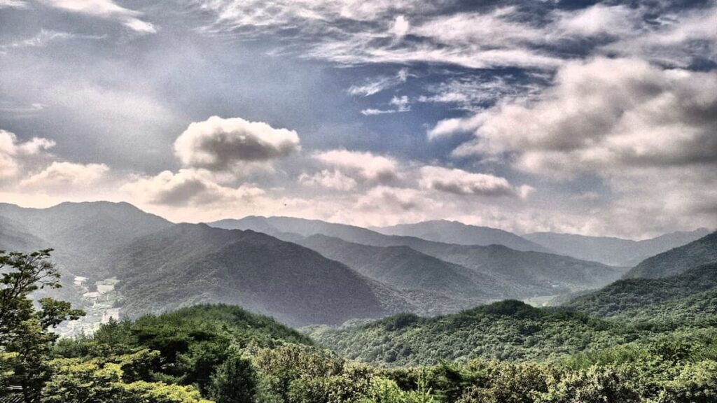 천주산 정상에서 바라본 문경 일대 산줄기
