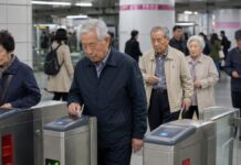 ‘무임수송 손실 4,488억’의 착시…65~69세 유료화 예상수입은 572억 서울 지하철 개찰구에서 교통카드를 사용하는 고령층 승객들