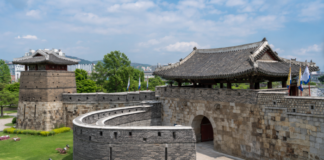 수원화성 화서문과 서북공심돈 성곽 전경