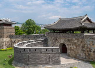 수원화성 화서문과 서북공심돈 성곽 전경