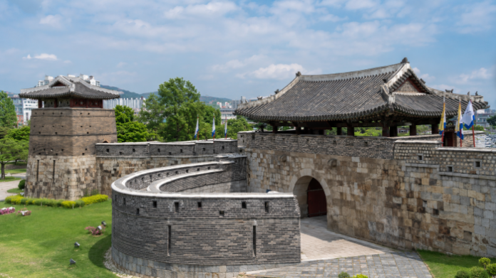 수원화성 화서문과 서북공심돈 성곽 전경