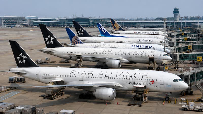 인천국제공항 계류장에 나란히 서 있는 아시아나항공과 스타얼라이언스 회원사 여객기