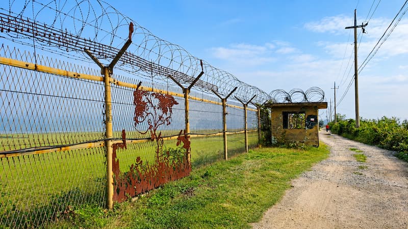 파주 민통선 철책과 초소 옆으로 이어지는 DMZ 평화의 길