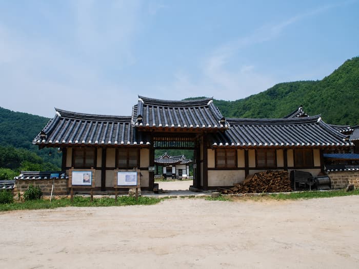 푸른 산을 배경으로 한 안동 농암종택의 전통 대문