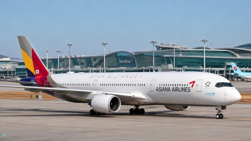 인천국제공항 활주로를 이동하는 스타얼라이언스 도장의 아시아나항공 A350 여객기