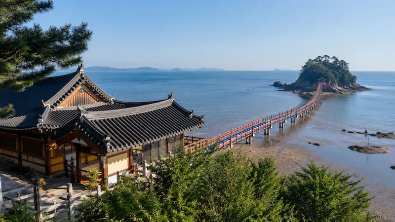 안면도 안면암 사찰과 바다 위 섬으로 이어지는 부교