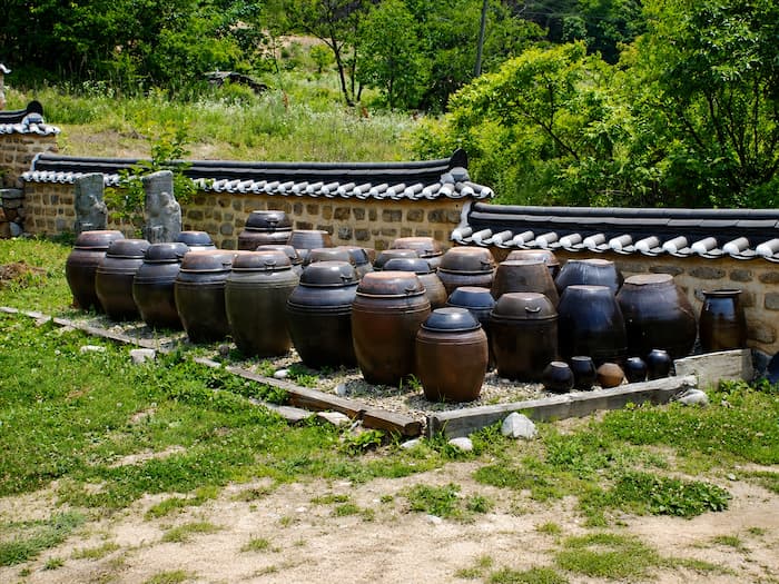 안동 농암종택 한옥 앞 장독대에 놓인 전통 옹기 항아리