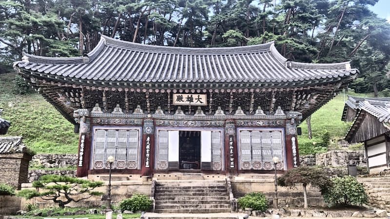 운달계곡과 전나무 숲길 안쪽에 자리한 문경 김룡사 대웅전