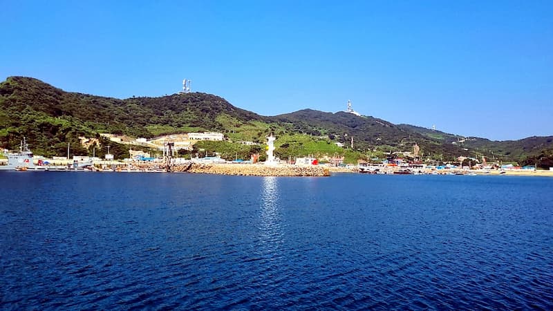 바다에서 바라본 군산 어청도항 전경