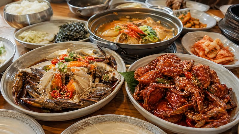 안면도 게국지와 간장게장 양념게장이 차려진 꽃게 한 상