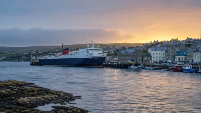 shetland-lerwick-harbour-ferry-sunset.jpg 스코틀랜드 셰틀랜드 러윅항에 정박한 북해 페리와 해 질 무렵 항구