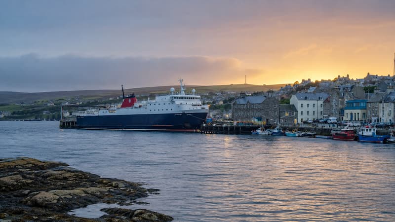 shetland-lerwick-harbour-ferry-sunset.jpg 스코틀랜드 셰틀랜드 러윅항에 정박한 북해 페리와 해 질 무렵 항구