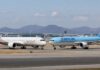 공항 활주로에서 아시아나항공기와 대한항공기가 나란히 서 있는 모습