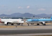 공항 활주로에서 아시아나항공기와 대한항공기가 나란히 서 있는 모습