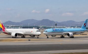 공항 활주로에서 아시아나항공기와 대한항공기가 나란히 서 있는 모습