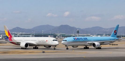 공항 활주로에서 아시아나항공기와 대한항공기가 나란히 서 있는 모습