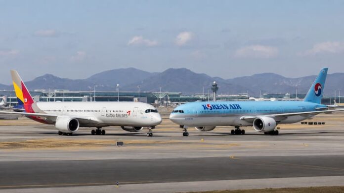 asiana-korean-air-aircraft-integration.jpg 공항 활주로에서 아시아나항공기와 대한항공기가 나란히 서 있는 모습