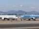 공항 활주로에서 아시아나항공기와 대한항공기가 나란히 서 있는 모습