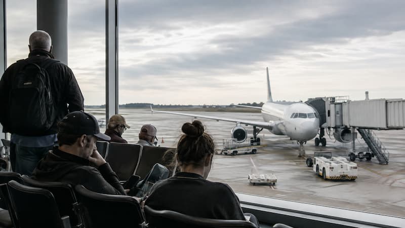 공항 탑승구에서 항공기 출발을 기다리는 국제선 여행객들