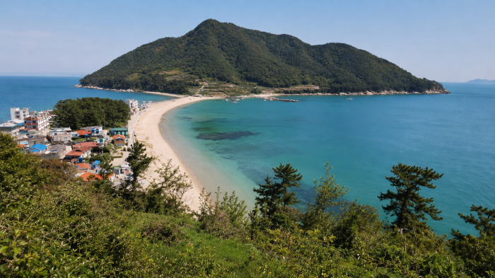 통영 비진도 외항해수욕장과 산호빛 바다