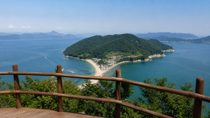 비진도 미인전망대에서 바라본 외항마을과 모래사주