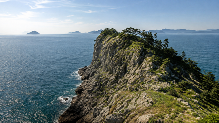 비진도 산호길에서 바라본 해안 절벽과 한려수도