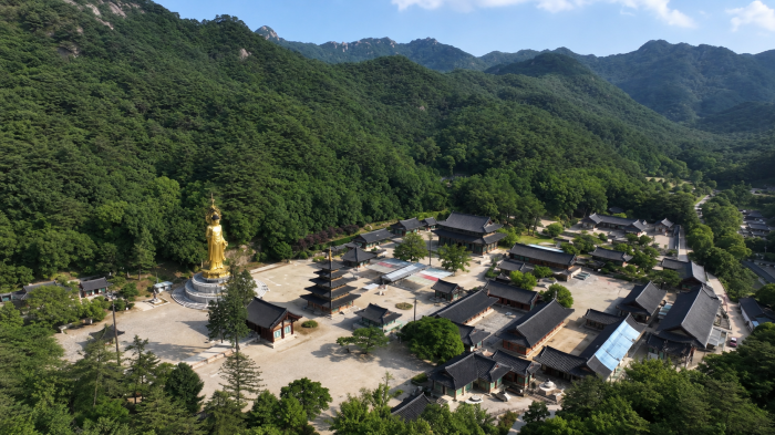 보은 법주사 대웅보전과 속리산