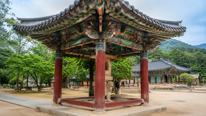 속리산과 법주사 팔상전이 보이는 사찰 전경