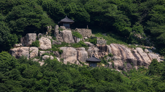 보길도 동천석실 암벽 위 정자 전경