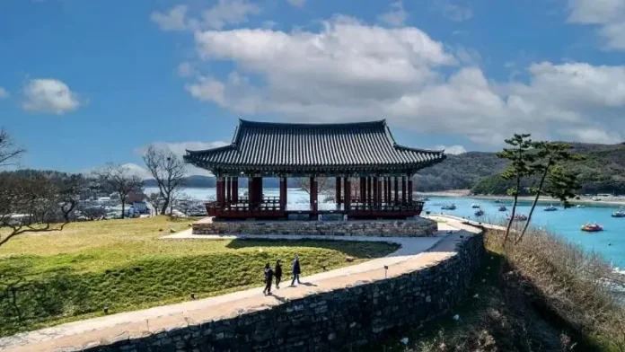 충청수영성 정자와 오천항 바다가 함께 보이는 보령 풍경