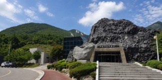성주산 자락에 자리한 보령석탄박물관 외관