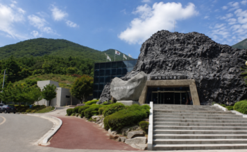성주산 자락에 자리한 보령석탄박물관 외관