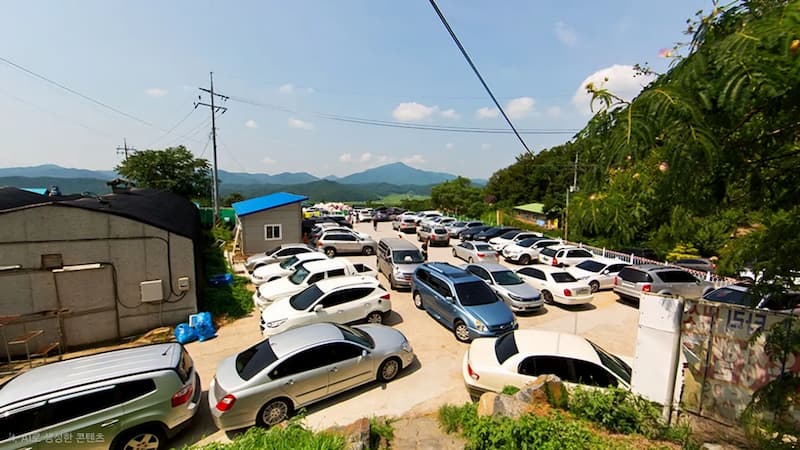 여름철 관광객 차량이 주차된 보령 냉풍욕장 주차장