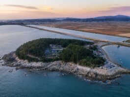 서해와 남포방조제에 둘러싸인 보령 죽도 상화원 항공 전경