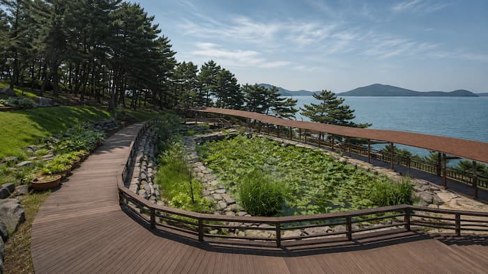 서해를 바라보는 상화원 해변연못과 목재 산책로