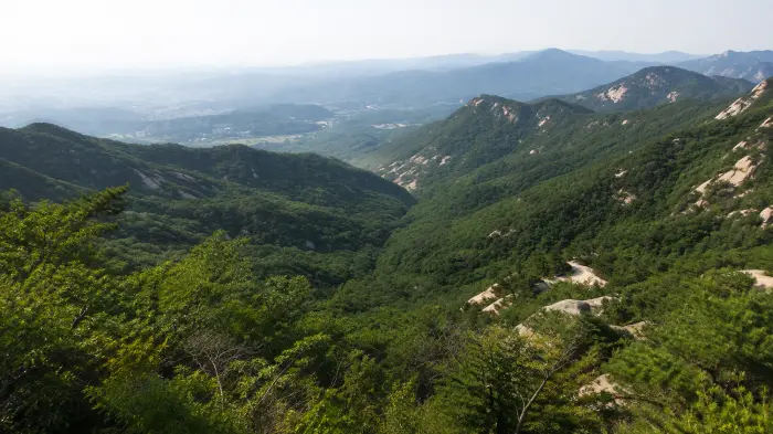 서울 진관사계곡을 품은 북한산 능선