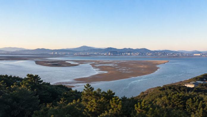 부산 아미산전망대에서 바라본 낙동강하구 모래섬과 일몰