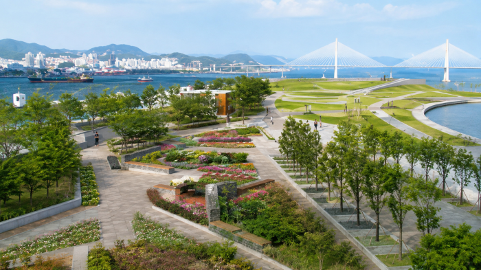 부산항을 바라보는 북항 친수공원 정원과 산책로