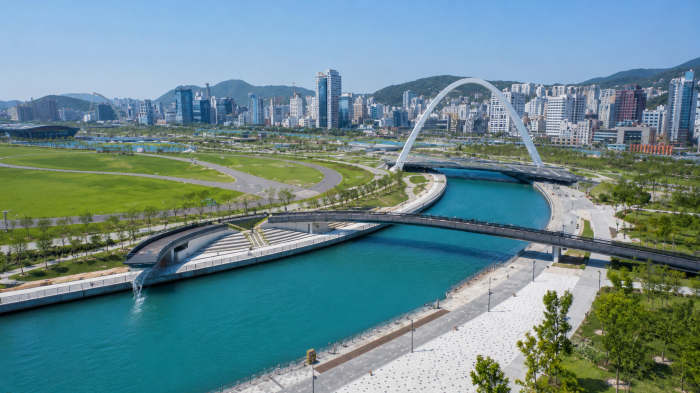 북항 친수공원 수로와 보행교를 따라 이어지는 산책로