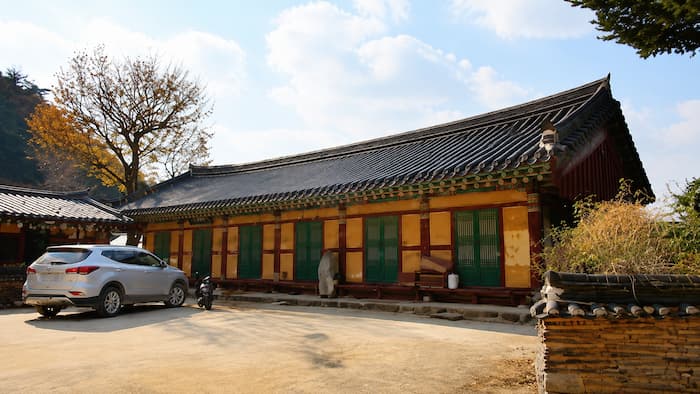부여 미암사 경내 뒤편에 솟은 저동리 쌀바위와 사찰 전각