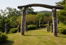 청주 구룡산 장승공원 숲 입구와 목조 장승
