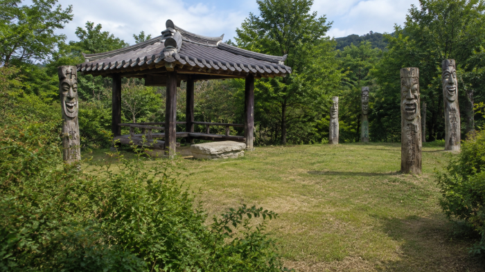 구룡산 장승공원 전통 정자와 여러 목조 장승