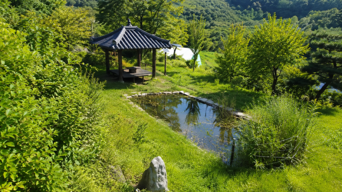 청주 구룡산 장승공원 숲속 정자와 작은 연못