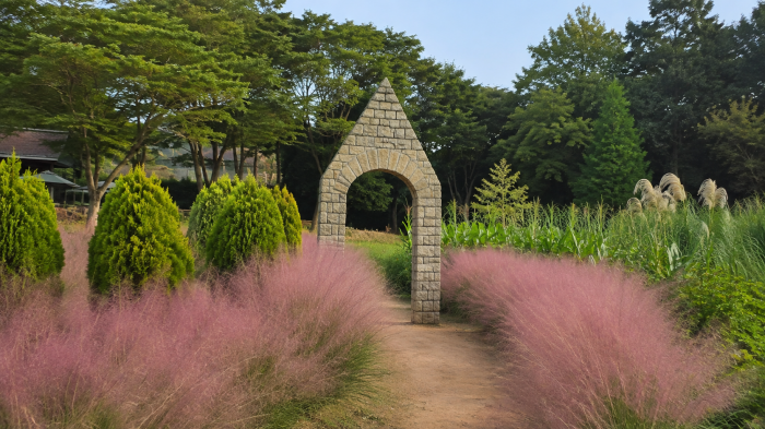 핑크뮬리 사이 돌문을 지나는 청산수목원 산책길