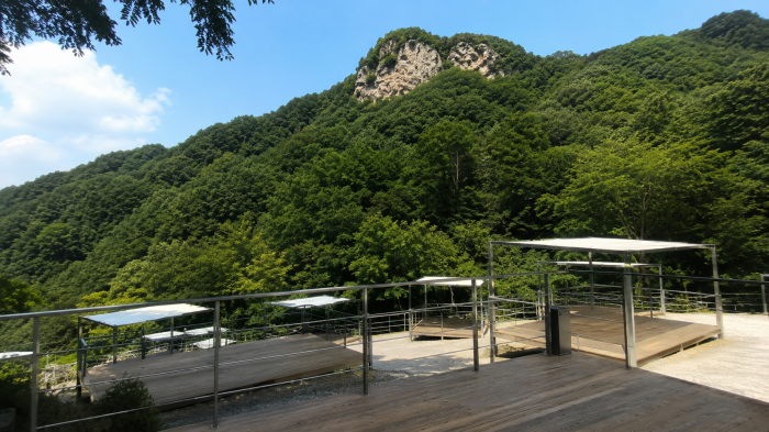 철원 복계산 숲과 암봉을 바라보는 전망 데크